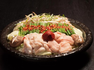 Filming of motsunabe (tripe hot pot) inside a restaurant in Kitakyushu motsunabe (tripe hot pot)